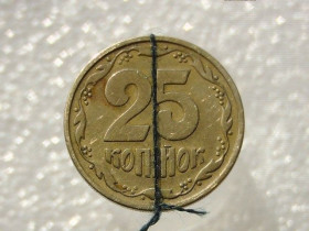 Обігові Обиходные ^/--/^ 25 копійок 1994 рік Україна 1 /--/ ББм &amp;quot; Брак, Невелике Зміщення Реверсу відносно Аверсу &amp;quot;  (617) ^_^^^ 25 копеек Украина 1994 год 1 /--/ ББм &amp;quot; БРАК, небольшое смещение реверса относительно аверса &amp;quot; (617) - фото фото фото