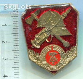 Службові та спеціальні Служебные и специальные ^/--/^ Значок Пожежник НДР. ^_^^^ Значок Пожарник ГДР. - фото фото фото