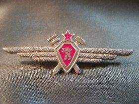 Відзнаки Знаки отличий ^/--/^ 3 /--/ Ф /--/ 31 Знак классность инженерно - авиационной службы Болгарии, БНА, ВВС, летчик - техник ^_^^^ 3 /--/ Ф /--/ 31 Знак класність інженерно - авіаційної служби Болгарії, БНА, ВПС, льотчик - технік - фото фото фото