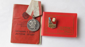 Медалі СРСР Медали СССР ^/--/^ Ветеран труда СССР. Ударник Коммунистического труда с док. ^_^^^ Ветеран праці СРСР. Ударник Комуністичної праці з док. - фото фото фото