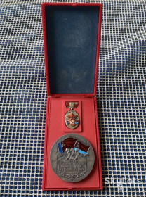 Медалі СРСР Медали СССР ^/--/^ Настільна медаль + знак 325 Возз&amp;apos;єднання воссоединения України з росією Украины россией 1654 1979 медальєр Яроменок ^_^^^ Настольная медаль + знак 325 Воссоединения воссоединения Украины с Россией Украины России 1654 1979 медальер Яроменок - фото фото фото