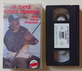 Спорт Спорт ^/--/^ Видеокассета A Days River Fishing with Clive Branson  (1989)  (фирма) ^_^^^ Відеокасета A Days River Fishing with Clive Branson (1989) - фото фото фото