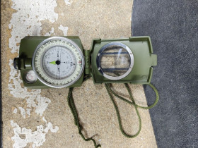 Інші спортивні товари Другие спортивные товары ^/--/^ Туристический жидкостный компас, в металлическом корпусе защищен от ударов № 260303220 ^_^^^ Туристичний рідинний компас, в металевому корпусі захищений від ударів No 260303220 - фото фото фото
