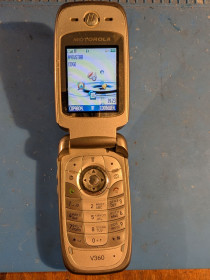 Motorola Motorola ^/--/^ Motorola V /--/ 360 с зарядкой БУ ^_^^^ Motorola V /--/ 360 з зарядкою БУ - фото фото фото