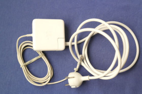 Адаптери живлення Адаптеры питания ^/--/^ Зарядное устройство APPLE MagSafe 60 /--/ W     (16.5 /--/ V 3.65 /--/ A) A /--/ 1344 ^_^^^ Зарядний пристрій APPLE MagSafe 60 /--/ W (16.5 /--/ V 3.65 /--/ A) A /--/ 1344 - фото фото фото