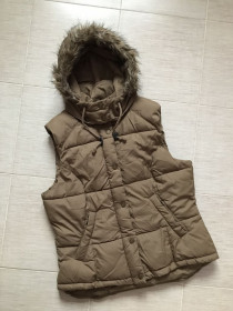 Жилети Жилеты ^/--/^ Теплый стеганый жилет безрукавка, с капюшоном, H&amp;M.  М ^_^^^ Теплий стеганий жилет безрукавка, з капюшоном, H&amp;M. М М М М - фото фото фото