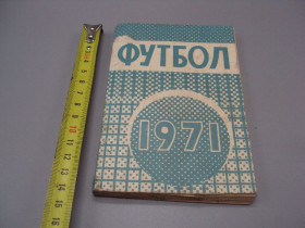 Видання - р. Издания - гг. ^/--/^ Книга Футбол 1971 год справочник-календарь класс А высшая, первая и вторая лиги Минск Полымя №15616 ^_^^^ Книга Футбол 1971 довідник-календар клас А вища, перша і друга ліги Мінськ Полимя No /--/ 15616 - фото фото фото