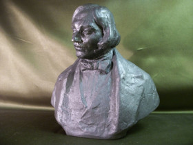 Статуетки, Скульптури, Фігурки, Фарфор Статуэтки, Скульптуры, Фигурки, Фарфор ^/--/^ 4.252 Скульптура, бюст писатель Н. Гоголь, СССР, пластик. Высота 19 см ^_^^^ 4. 252 Скульптура, бюст письменник Н. Гоголь, СРСР, пластик. Висота 19 см - фото фото фото