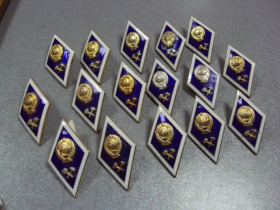 Відзнаки Знаки отличий ^/--/^ знак ромб об окончании технический вуз лот 19 шт №464 ^_^^^ знак ромб про закінчення технічний виш лот 19 шт No 464 - фото фото фото