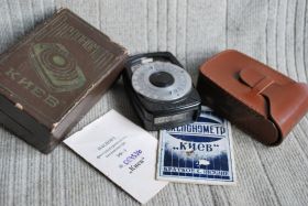 Вінтажні фотоаксесуари Винтажные фотоаксессуары ^/--/^ Фото экспонометр КИЕВ, № 004536, выпуск Арсенал, СССР №4. ^_^^^ Фото експонометр КИЇВ, No 004536, випуск Арсенал, СРСР No /--/ 4. - фото фото фото