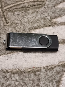 USB флешнакопичувачі USB флешнакопители ^/--/^ Нерабочая флешка черная поворотная - фото фото фото