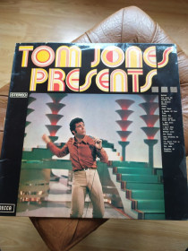 Платівки Пластинки ^/--/^ Tom Jones Presents Сінгапур Rare! ^_^^^ Tom Jones Presents Сингапур Rare! - фото фото фото