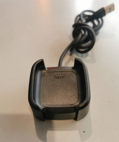 Зарядні пристрої Зарядные устройства ^/--/^ Fitbit Versa док-станция зарядка ^_^^^ Fitbit Versa док-станція зарядка - фото фото фото