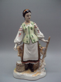Статуетки, Скульптури, Фігурки, Фарфор Статуэтки, Скульптуры, Фигурки, Фарфор ^/--/^ Фигура фарфор статуэтка Барановка девушка у плетня с коромыслом 1960 г. целая РЕДКАЯ 27 см №1358 ^_^^^ Фігура фарфор статуетка Баранівка дівчина у плітка з коромислом 1960 р. ціла Рідка 27 см No /--/ 1358 - фото фото фото