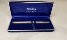 Канцтовари Канцтовары ^/--/^ 6 /--/ lt /--/ 34 Перьевая ручка Аврора в футляре. Aurora 925. Серебро 925 пробы ^_^^^ 6 /--/ lt /--/ 34 Пер'єва ручка Аврора у футлярі. Aurora 925. Срібло 925 проби - фото фото фото