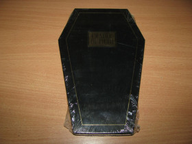 Музичні диски Музыкальные диски ^/--/^ CRADLE OF FILTH - Dusk And Her Embrace  (1996 Music For Nations COFFIN BOX,UK) ^_^^^ CRADLE OF FILTH - Dusk And Her Embrace (1996 Music For Nations COFFIN BOX,UK) - фото фото фото
