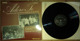 Платівки Пластинки ^/--/^ Adoro Te - Plechtig Lof Gezangen Uit De 19 /--/ e En 20 /--/ e Eeuw 1977  (EX+/Mint) ^_^^^ Adoro Te - Plechtig Lof Gezangen Uit De 19 /--/ e En 20 /--/ e Eeuw 1977 (EX+/Mint) - фото фото фото