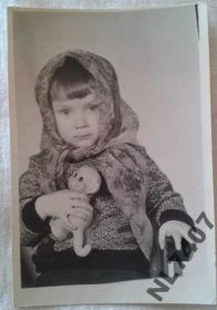 Календарі Календари ^/--/^ Фото девочки с игрушкой-обезьянкой. ^_^^^ Фото дівчинки з іграшкою-мавпкою. - фото фото фото