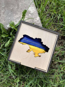 Шкатулки, скарбнички Шкатулки, копилки ^/--/^ Патриотический подарочный бокс Украина в сердце: флаг 140 /--/ х /--/ 90 см в деревянной шкатулке с контуром кар ^_^^^ Прапор України до Дня перемоги в дерев'яній подарунковій коробці з гербом або картою України Патріотично - фото фото фото