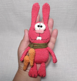 Готові вироби Готовые изделия ^/--/^ Зайкчик у шарфіку вязана іграшка ручна робота символ 2023 року зайка брелок подвеска ^_^^^ Зайкчик в шарфике вязана игрушка ручная работа символ 2023 года зайка брелок подвеска - фото фото фото