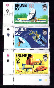 Освоєння космосу Освоение космоса ^/--/^ Космос .   Бруней 1979 г  MNH ^_^^^ Космос . Бруней 1979 MNH - фото фото фото
