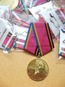Інше Другое ^/--/^ 60 років визволення України від фашистських загарбників - 2004 р. = медаль = 10 шт. ^_^^^ 60 лет освобождения Украины от фашистских захватчиков - 2004 г. = медаль = 10 шт. - фото фото фото