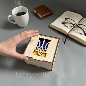 Шкатулки, скарбнички Шкатулки, копилки ^/--/^ Флаг Украины из габардина 140 /--/ х /--/ 90 см в деревянной подарочной коробке с Тризубом ^_^^^ Прапор України з габардину 140 /--/ х /--/ 90 см в дерев'яній подарунковій коробці з Тризубом - фото фото фото