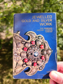 СРСР СССР ^/--/^ Jewelled Gold and Silver Work.  Ювелірні вироби із золота та срібла. Експонати з колекції ^_^^^ Jewelled Gold and Silver Work Ювелирные изделия из золота и серебра. Экспонаты из коллекции - фото фото фото