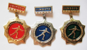 Відзнаки Знаки отличий ^/--/^ ЧЕМПИОН, 2, 3 МЕСТО = ФИГУРНОЕ КАТАНИЕ = КОМИТЕТ ПО ФИЗИЧЕСКОЙ КУЛЬТУРЕ И СПОРТУ ИСПОЛКОМ МОССОВЕТА ^_^^^ ЧЕМПІОН, 2, 3 МІСЦЕ ФІГУРНЕ КАТАНІЯ КОМІТЕТ З ФІЗИЧНОЇ КУЛЬТУРИ ТА СПОРТУ ВИКОРИСТАННЯ МОСОВЕТУ - фото фото фото