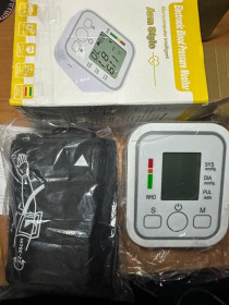 Тонометри Тонометры ^/--/^ Автоматичний вимірювач артеріального тиску. ^_^^^ Автоматический измеритель артериального давления. - фото фото фото