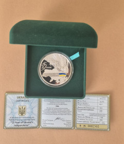 Монети України з дор. сплавів Монеты Украины из драг. сплавов ^/--/^ Срібна монета 20 грн. 25 років Незалежності України 2016 р. +сертифікат№0002502 ^_^^^ Серебряная монета 20 грн. 25 лет Независимости Украины 2016 г. + сертификат No /--/ 0002502 - фото фото фото