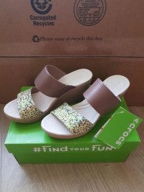 Босоніжки Босоножки ^/--/^ Босоножки Crocs Leigh II 2-Strap Graphic Wedge 37-38 размер W /--/ 8 ^_^^^ Босоніжки Crocs Leigh II 2-Strap Graphic Wedge 37-38 розмір W /--/ 8 - фото фото фото