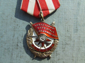 СРСР СССР ^/--/^ Орден Боевого Красного Знамени БКЗ № 303 984 в родной патине. ^_^^^ Орден Бойового Червоного Прапора БКЗ No 303 984 в рідній патіні. - фото фото фото
