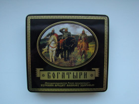 Інше Другое ^/--/^ Жестяная коробка  (портсигар) от папирос Богатыри, г.москва. ^_^^^ Жорстка коробка (портсигар) від цигарок Богатирі, москва. - фото фото фото