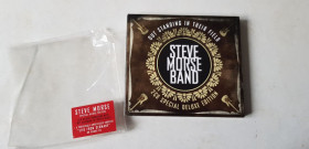 Музичні диски Музыкальные диски ^/--/^ Steve Morse Band Out Standing In Their Field sp. deluxe ed. 2 /--/ CD фірмовий ^_^^^ Steve Morse Band Out Standing In Their Field sp. deluxe ed. 2 /--/ CD фирменный - фото фото фото