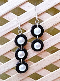 Сережки Серьги ^/--/^ Черные кожаные серьги разной длины 7 см и 5.5 см, длинные серьги с белыми камнями под жемчуг, ручная работа ^_^^^ Круглі чорні шкіряні сережки різної довжини з білими каменями. - фото фото фото