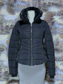 Куртки Куртки ^/--/^ Зимова куртка Zara S 42-44 розмір чорна коротка тепла на синтепоні комір з хутром прихований капюшон зима жіночий верхній одяг ідеальний стан - фото фото фото