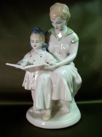 Статуетки, Скульптури, Фігурки, Фарфор Статуэтки, Скульптуры, Фигурки, Фарфор ^/--/^ 4 /--/ М /--/ 174 Мама и дочка, чтение с книгой, фарфор ЗХК Полонне. Высота 22 см ^_^^^ 4 /--/ М /--/ 174 Мама і дочка, читання з книгою, фарфор ЗХК Полонне. Висота 22 см - фото фото фото