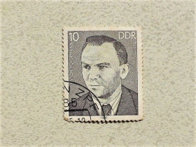НДР, ФРН ГДР, ФРГ ^/--/^ Поштова марка Німе́цької Демократи́чної Респу́бліки &amp;quot; Нагороджений Орденом Червоної Зірки &amp;quot; 1973 рік ^_^^^ Почтовая марка Немецкой Демократической Республикы &amp;quot; Личность &amp;quot; 1973 год - фото фото фото