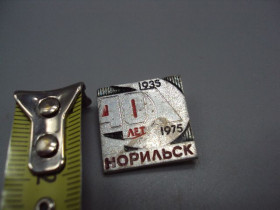 Інше Другое ^/--/^ Знак Норильск 40 лет 1935-1975 Юбилей север Красноярский край ВХО №16828 ^_^^^ Знак Норильськ 40 років 1935-1975 Ювілей північ Красноярський край ВХО No /--/ 16828 - фото фото фото