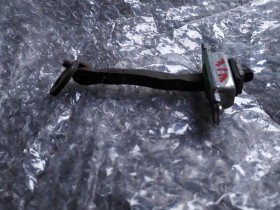 Двері та дах Двери и крыши ^/--/^ Ограничитель задней левой двери Hyundai Getz 02-10 79480-1 /--/ C /--/ 000 ^_^^^ Обмежувач задньої лівої двері Hyundai Getz 02-10 79480-1 /--/ C /--/ 000 - фото фото фото
