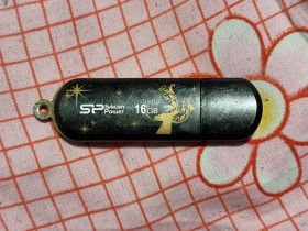 USB флешнакопичувачі USB флешнакопители ^/--/^ Глючная флешка 32 гб  (sic!) silicon power 9.39/18.4 черная золотистая sp ^_^^^ Глючна флешка 32 гб (sic!) silicon power 9.39/18.4 чорна золотиста sp - фото фото фото