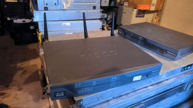 Маршрутизатори Маршрутизаторы ^/--/^ Бездротовий маршрутизатор Cisco 881-W ^_^^^ Беспроводной маршрутизатор Cisco 881-W - фото фото фото