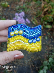 Брошки Броши ^/--/^ Брош брошка Прапор України ± 6.5 * 5 см Об&amp;apos;ємна вишивка бісером, бусіни, стрази, бронзова нитка. ^_^^^ Брош брошка Флаг Украины ± 6.5 * 5 см Объемная вышивка бисером, бусины, стразы, бронзовая нить. - фото фото фото