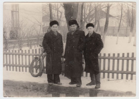 Листи, фото Письма, фото ^/--/^ Жизнь в СССР Мужчины на фоне мотоцикла зима Мода ретро фото  (13 х 18) Р /--/ 9 ^_^^^ Життя в СРСР Чоловіки на тлі мотоцикла зима Мода ретро фото (13 х 18) Р /--/ 9 - фото фото фото