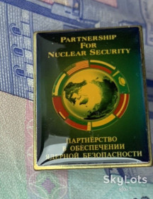 Знаки товариств і організацій Знаки обществ и организаций ^/--/^ Партнерство в обеспечении ядерной безопасности США USA 19 х 26 мм Атомна енергетика ^_^^^ Партнерство в забезпеченні ядерної безпеки США 19 х 26 мм - фото фото фото