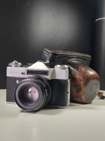 Вінтажні фотоапарати Винтажные фотоаппараты ^/--/^ Фотоаппарат Зенит-Е объектив Гелиос-44 /--/ М Helios-44 /--/ M с чехлом ссср №15830 ^_^^^ Фотоапарат Зеніт-Е об'єктив Геліос-44 /--/ М Helios-44 /--/ M з чохлом СРСР No /--/ 15830 - фото фото фото