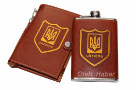 Похідний інвентар Походный инвентарь ^/--/^ Фляга з тризубом Ukraine 260 мл із нержавіючої сталі, з чохлом  (1602) ^_^^^ Фляга с Тризубом Ukraine в подарочном чехле (1602) - фото фото фото