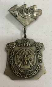 Знаки товариств і організацій Знаки обществ и организаций ^/--/^ Ювілейна медаль або значок німецького стрілецького клубу   (Schützenverein), присвячений 125-річчю його існування. ^_^^^ юбилейная медаль или значок немецкого стрелкового клуба (Schützenverein), посвященный 125-летию его существования. - фото фото фото