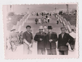 Листи, фото Письма, фото ^/--/^ Чоловіки на фоні сходів - місто невідоме = фото 1950-х р ^_^^^ Мужчины на фоне лестницы - город неизвестен = фото 1950-х г - фото фото фото